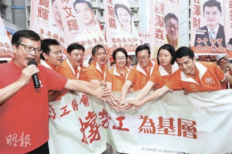 工聯會陳婉嫻(右四)昨報名參選區議會,她說是否參選明年立法會超級區議會議席,現屬言之尚早。左一為工聯會會長鄭耀棠。(尹錦恩攝)公民黨湯家驊(左)頻頻落區,為參選區議會鋪路。(葉漢華攝) 工聯會陳婉嫻(右四)昨報名參選區議會,她說是否參選明年立法會超級區議會議席,現屬言之尚早。左一為工聯會會長鄭耀棠。(尹錦恩攝)公民黨湯家驊(左)頻頻落區,為參選區議會鋪路。(葉漢華攝)