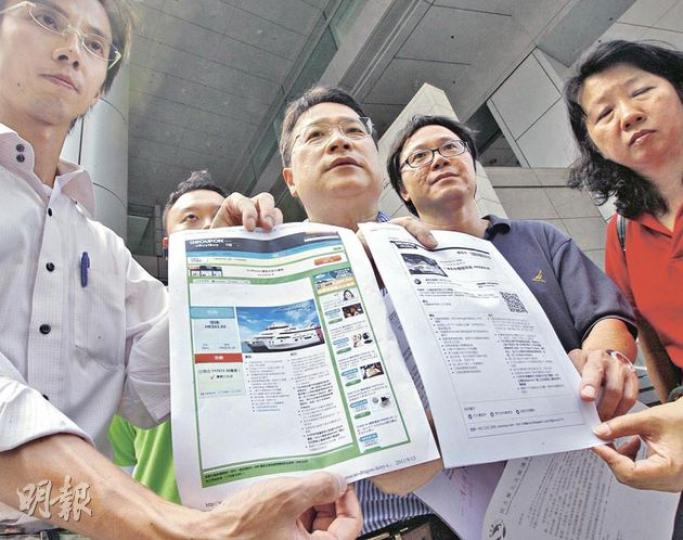民主黨立法會議員李華明(中)就巨龍清盤疑涉詐騙一事,昨午到灣仔警察總部報案。他引述警方稱,會調查船公司背景、在清盤前有否進行資產轉移,以及過去交易。(李紹昌攝) 民主黨立法會議員李華明(中)就巨龍清盤疑涉詐騙一事,昨午到灣仔警察總部報案。他引述警方稱,會調查船公司背景、在清盤前有否進行資產轉移,以及過去交易。(李紹昌攝)