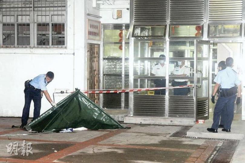 年輕女子身懷遺書及器官捐贈卡墮樓身亡,警方以帳篷覆蓋屍體。(蔡方山攝) 年輕女子身懷遺書及器官捐贈卡墮樓身亡,警方以帳篷覆蓋屍體。(蔡方山攝)