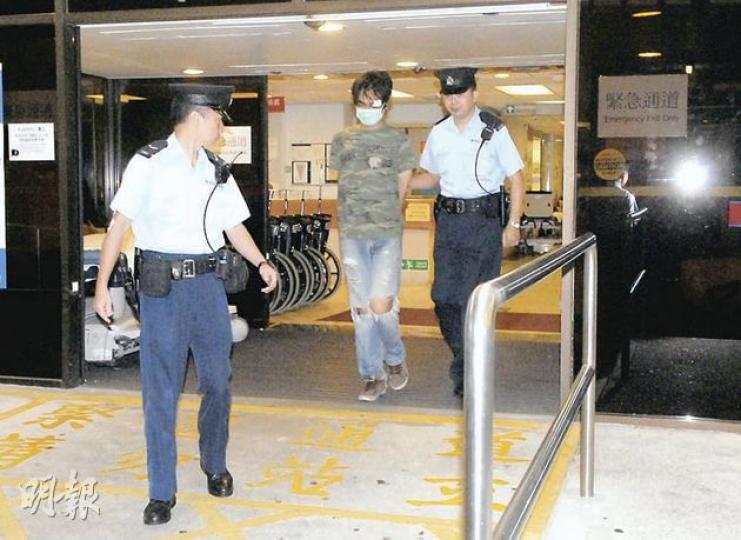 在港鐵站爆粗兼襲警的男子,以左眼角撞向警員而受傷,敷治後被帶返警署調查。(鍾炳然攝) 在港鐵站爆粗兼襲警的男子,以左眼角撞向警員而受傷,敷治後被帶返警署調查。(鍾炳然攝)