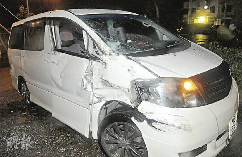 七人車遭吸糞車車尾狂撼,失控剷上行人路,右邊車身凹陷,擋風玻璃破裂。(蔡方山攝)吸糞車疑天雨路滑跣胎,車尾掃向逆線路面,撞上七人車。(蔡方山攝) 七人車遭吸糞車車尾狂撼,失控剷上行人路,右邊車身凹陷,擋風玻璃破裂。(蔡方山攝)吸糞車疑天雨路滑跣胎,車尾掃向逆線路面,撞上七人車。(蔡方山攝)