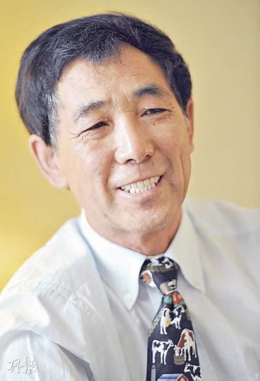 「如果說高品質就是高調的話,那我們就要高調。」現代牧業董事長鄧九強表示,在香港不是要做多大,而是為了一個斷不了的鮮奶情結。(李澤彤攝) 「如果說高品質就是高調的話,那我們就要高調。」現代牧業董事長鄧九強表示,在香港不是要做多大,而是為了一個斷不了的鮮奶情結。(李澤彤攝)