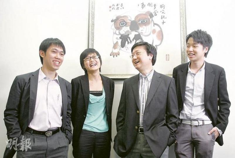 「黃金50」報告由構思、撰寫、印刷至網上宣傳等細節,都由林奮強及一班年輕人包辦。左起是成員歐肇朗、吳欣誼、林奮強及區智恒。(林振東攝) 「黃金50」報告由構思、撰寫、印刷至網上宣傳等細節,都由林奮強及一班年輕人包辦。左起是成員歐肇朗、吳欣誼、林奮強及區智恒。(林振東攝)