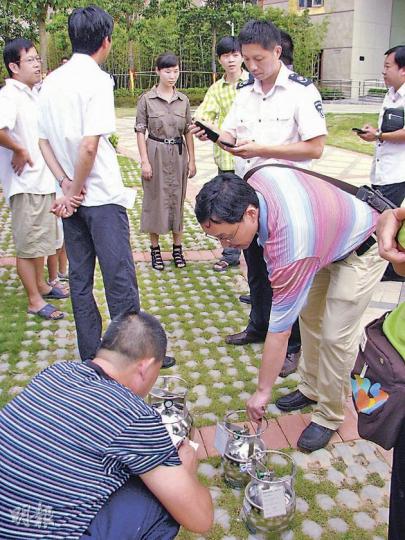 深圳市環保局昨日派出監測車,向居民派發「蓄氣罐」,若聞到臭氣時扭開,就可收集氣體樣本。(明報記者攝)記者親見比亞迪工廠排出白煙,居民說,最濃時有如「雲朵冒出來」。(明報記者攝)杜女士兩歲兒子常發燒咳嗽,診斷為呼吸道感染。(明報記者攝) 深圳市環保局昨日派出監測車,向居民派發「蓄氣罐」,若聞到臭氣時扭開,就可收集氣體樣本。(明報記者攝)記者親見比亞迪工廠排出白煙,居民說,最濃時有如「雲朵冒出來」。(明報記者攝)杜女士兩歲兒子常發燒咳嗽,診斷為呼吸道感染。(明報記者攝)