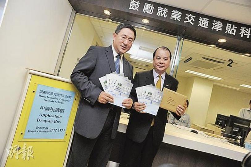 「鼓勵就業交通津貼計劃」今起開始派表,勞工及福利局長張建宗(右)及勞工處長卓永興(左)昨日巡視尖沙嘴中間道的勞工處鼓勵就業交通津貼科辦事處,並簡介計劃申請辦法。(何家達攝) 「鼓勵就業交通津貼計劃」今起開始派表,勞工及福利局長張建宗(右)及勞工處長卓永興(左)昨日巡視尖沙嘴中間道的勞工處鼓勵就業交通津貼科辦事處,並簡介計劃申請辦法。(何家達攝)