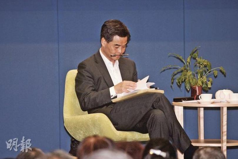 梁振英剛從北京回來,昨午就出席社會發展論壇。他聲言訪京期間沒有與京官見面,只是見「朋友」。(李紹昌攝) 梁振英剛從北京回來,昨午就出席社會發展論壇。他聲言訪京期間沒有與京官見面,只是見「朋友」。(李紹昌攝)