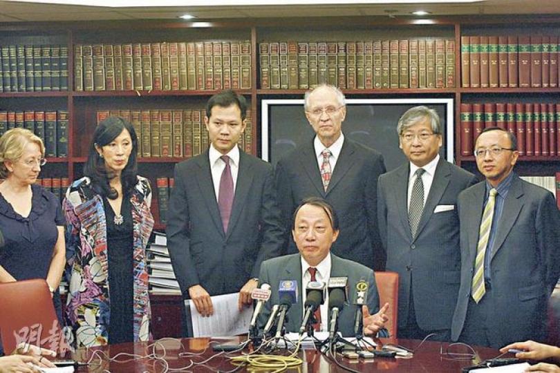 法律界選委會成員昨日發表聯署反對遞補機制。成員之一、前大律師公會主席陳景生(坐下者)表示,政府提出的4個方案均違反《基本法》。(李紹昌攝) 法律界選委會成員昨日發表聯署反對遞補機制。成員之一、前大律師公會主席陳景生(坐下者)表示,政府提出的4個方案均違反《基本法》。(李紹昌攝)