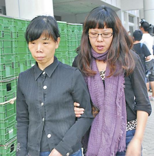 黃凌鋒的母親葉惠娟(左)在庭上看到學校閉路電視片段、兒子撰寫的信件和法醫宣讀的傷勢後均痛哭。她由親人陪伴下離開法院,神色憔悴。(阮穎嘉攝) 黃凌鋒的母親葉惠娟(左)在庭上看到學校閉路電視片段、兒子撰寫的信件和法醫宣讀的傷勢後均痛哭。她由親人陪伴下離開法院,神色憔悴。(阮穎嘉攝)