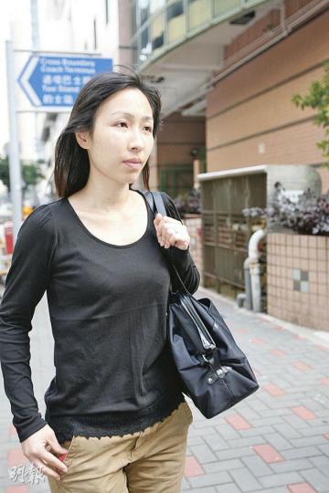 駐校社工黎嘉欣稱,黃凌鋒自2009年11月起行徑愈來愈異常,她擔心是黃自行減藥致病情惡化。(郭慶輝攝)事主黃凌鋒在葵涌醫院的精神科主診醫生林敬生(圖)供稱,黃曾偷偷減少服藥分量,由每日4.5毫克減至0.5毫克,但未發現他病情有變。(郭慶輝攝) 駐校社工黎嘉欣稱,黃凌鋒自2009年11月起行徑愈來愈異常,她擔心是黃自行減藥致病情惡化。(郭慶輝攝)事主黃凌鋒在葵涌醫院的精神科主診醫生林敬生(圖)供稱,黃曾偷偷減少服藥分量,由每日4.5毫克減至0.5毫克,但未發現他病情有變。(郭慶輝攝)