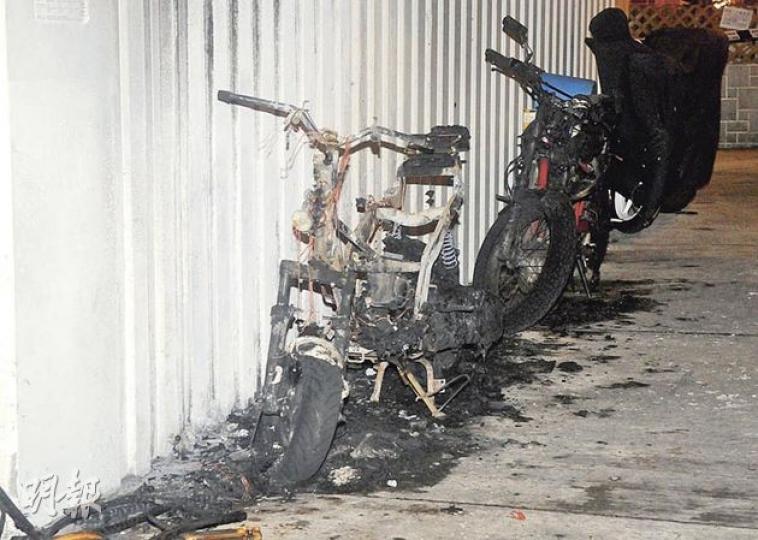 兩輛停泊在愛秩序街天橋底的電車被縱火燒毁,其中一部火種救熄後已成廢鐵。(蔡方山攝) 兩輛停泊在愛秩序街天橋底的電車被縱火燒毁,其中一部火種救熄後已成廢鐵。(蔡方山攝)