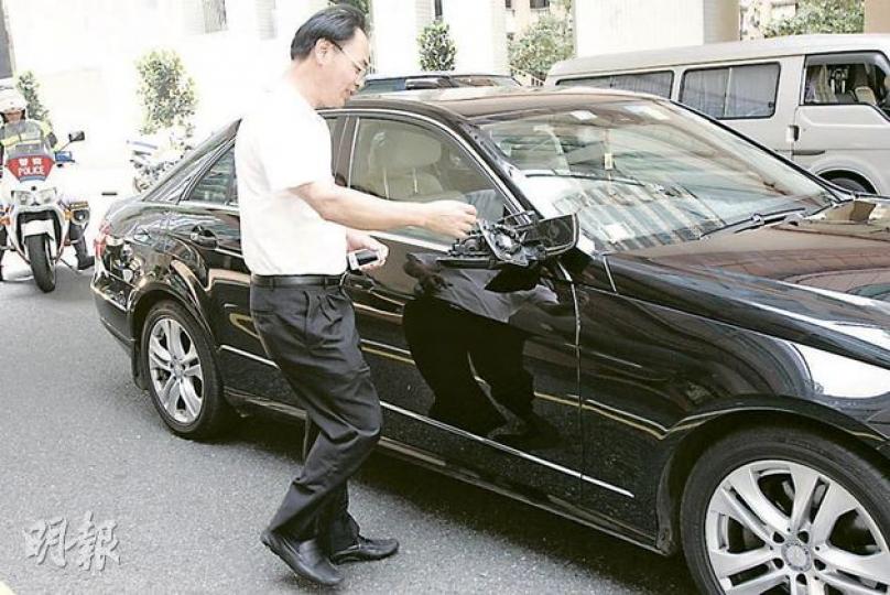 青年「撞傷」平治房車後「借尿遁」,司機報警後檢視遭撞毁的倒後鏡。(黃雄攝) 青年「撞傷」平治房車後「借尿遁」,司機報警後檢視遭撞毁的倒後鏡。(黃雄攝)
