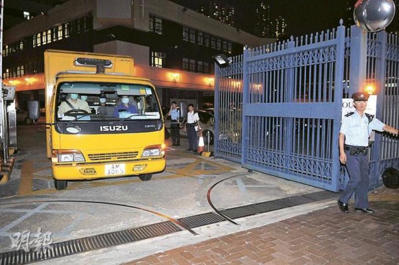 輔警警長在葵涌警署內以膠袋笠頭自殺,仵工把屍體舁送殮房。(衛永康攝)發生輔警自殺案的葵涌警署16樓的輔警辦公室,同一地點於22年前曾發生「輔警殺輔警」血案。(鍾炳然攝)葵青警區副指揮官何明新表示,在現場尋獲自殺輔警的遺書。他對事件表示悲痛。(衛永康攝) 輔警警長在葵涌警署內以膠袋笠頭自殺,仵工把屍體舁送殮房。(衛永康攝)發生輔警自殺案的葵涌警署16樓的輔警辦公室,同一地點於22年前曾發生「輔警殺輔警」血案。(鍾炳然攝)葵青警區副指揮官何明新表示,在現場尋獲自殺輔警的遺書。他對事件表示悲痛。(衛永康攝)