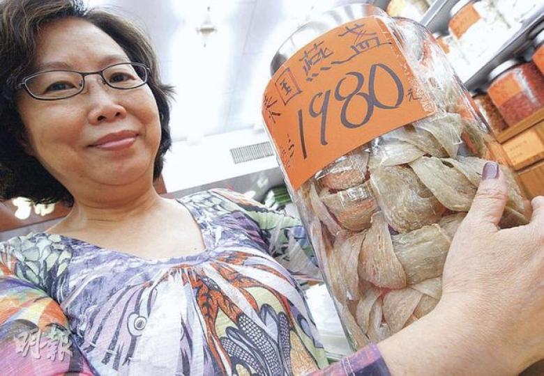 譚女士說自己因病已停吃燕窩多年,但年逾八旬的奶奶食用燕窩多年身體十分健康,她表示自己得悉燕盞含高濃度亞硝酸鹽後,以後不敢再吃。(李紹昌攝)(明報製圖) 譚女士說自己因病已停吃燕窩多年,但年逾八旬的奶奶食用燕窩多年身體十分健康,她表示自己得悉燕盞含高濃度亞硝酸鹽後,以後不敢再吃。(李紹昌攝)(明報製圖)