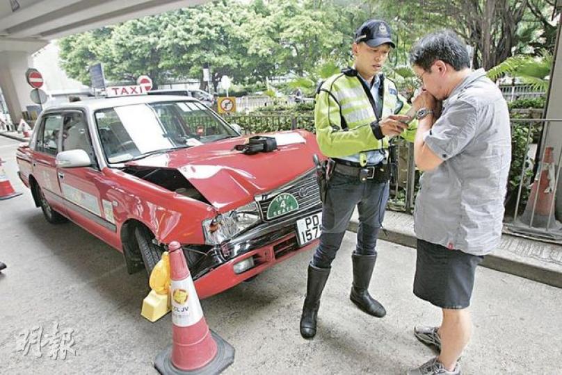 「黎嬰彎」連續兩天發生同類車禍,昨日一輛的士駛出摩理臣山道與另一輛的士相撞,車頭嚴重損毁,司機接受警員酒精吹氣證實無飲酒。(黃雄攝)空載的士(藍箭嘴)駛至摩理臣山道雙白線前,懷疑沒停車直駛,與載客的士(紅箭嘴)相撞,捱撞的士其後衝前20多米停下。(黃雄攝) 「黎嬰彎」連續兩天發生同類車禍,昨日一輛的士駛出摩理臣山道與另一輛的士相撞,車頭嚴重損毁,司機接受警員酒精吹氣證實無飲酒。(黃雄攝)空載的士(藍箭嘴)駛至摩理臣山道雙白線前,懷疑沒停車直駛,與載客的士(紅箭嘴)相撞,捱撞的士其後衝前20多米停下。(黃雄攝)