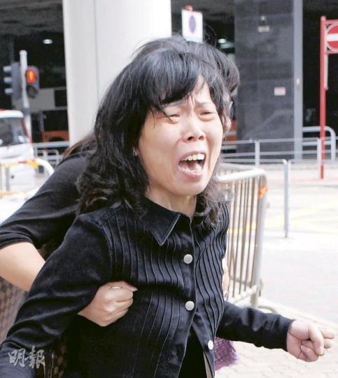 17歲男生黃凌鋒在校內跳樓身亡的案件昨在死因庭繼續聆訊。黃母葉惠娟在法庭外激動指摘校長劉中元句句虛言,被親友強行拉走。(阮穎嘉攝)東涌天主教學校校長劉中元指記大過並非懲罰,而是給黃凌鋒改過機會,強調日後有好行為,可以取消大過。(阮穎嘉攝) 17歲男生黃凌鋒在校內跳樓身亡的案件昨在死因庭繼續聆訊。黃母葉惠娟在法庭外激動指摘校長劉中元句句虛言,被親友強行拉走。(阮穎嘉攝)東涌天主教學校校長劉中元指記大過並非懲罰,而是給黃凌鋒改過機會,強調日後有好行為,可以取消大過。(阮穎嘉攝)