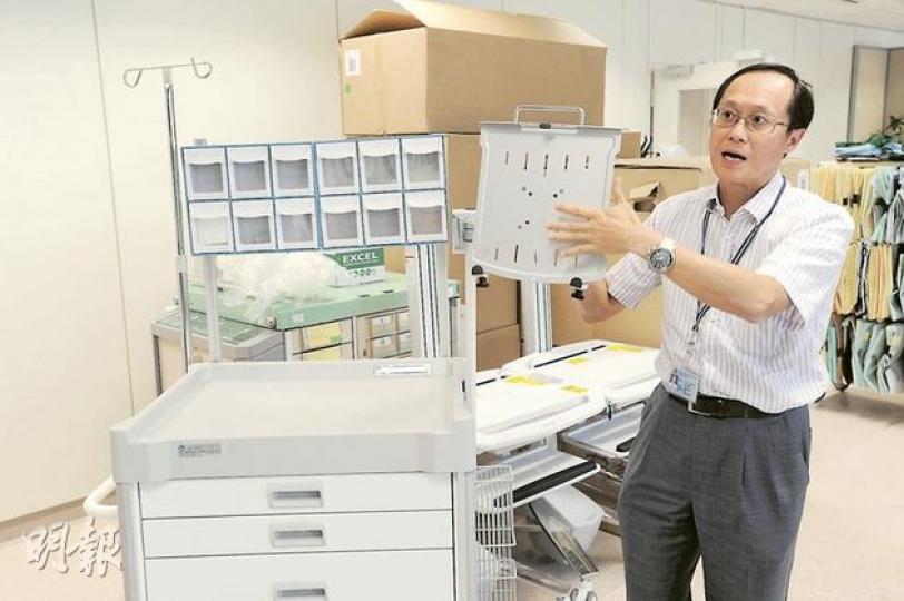瑪嘉烈醫院病房電子藥物處方系統小組組長羅振邦醫生說,醫生可在流動藥櫃附設的平板電腦上為病人處方藥單,資料一目了然,可減少開錯藥、派錯藥的風險。(尹錦恩攝) 瑪嘉烈醫院病房電子藥物處方系統小組組長羅振邦醫生說,醫生可在流動藥櫃附設的平板電腦上為病人處方藥單,資料一目了然,可減少開錯藥、派錯藥的風險。(尹錦恩攝)