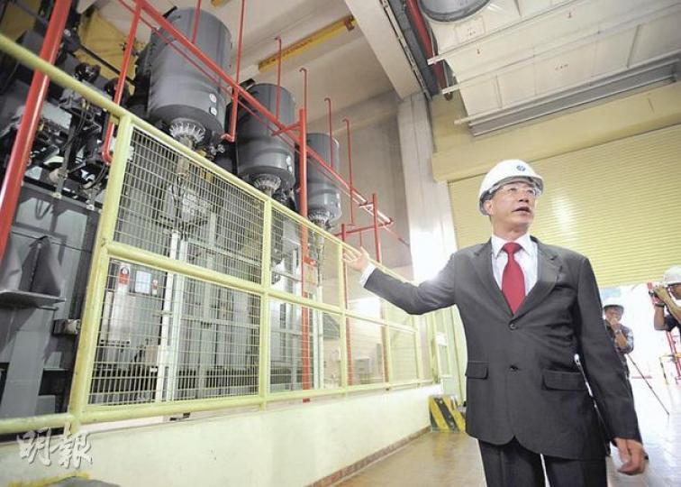 中電高級智能電網發展經理關仲明指出,新一代「變壓器狀態監察系統」(圖),可加快化驗變壓器的「絕緣油」,並即時傳送檢測數據,以盡早發現過熱、局部放電等問題。3套系統目前率先安裝在元朗和沙田變電站。(李澤彤攝) 中電高級智能電網發展經理關仲明指出,新一代「變壓器狀態監察系統」(圖),可加快化驗變壓器的「絕緣油」,並即時傳送檢測數據,以盡早發現過熱、局部放電等問題。3套系統目前率先安裝在元朗和沙田變電站。(李澤彤攝)