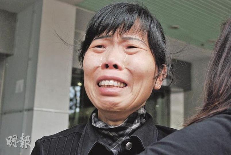 黃凌鋒母親葉惠娟在死因庭裁決兒子死於自殺後,仍哭訴學校的懲處逼死兒子,無履行保護兒子的承諾。(阮穎嘉攝)黃凌鋒母親葉惠娟(左三)和父親黃陽照(左四)在代表律師何俊仁(右二)陪同下步出法院,拉起橫額要求為凌鋒尋死的原因找出真相。(阮穎嘉攝) 黃凌鋒母親葉惠娟在死因庭裁決兒子死於自殺後,仍哭訴學校的懲處逼死兒子,無履行保護兒子的承諾。(阮穎嘉攝)黃凌鋒母親葉惠娟(左三)和父親黃陽照(左四)在代表律師何俊仁(右二)陪同下步出法院,拉起橫額要求為凌鋒尋死的原因找出真相。(阮穎嘉攝)