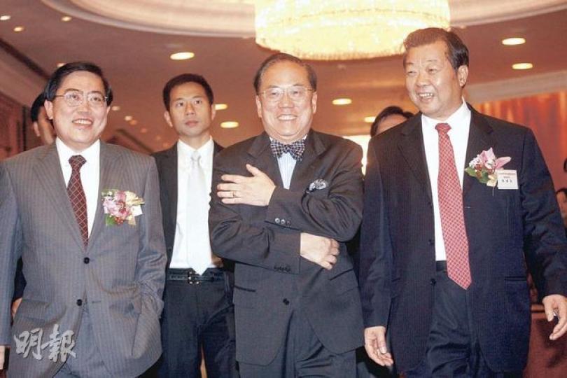 特首曾蔭權昨日被記者追問有否收到政務司長唐英年的辭職信,他作出吃驚的樣子,連番耍手擰頭說「無」。(李紹昌攝) 特首曾蔭權昨日被記者追問有否收到政務司長唐英年的辭職信,他作出吃驚的樣子,連番耍手擰頭說「無」。(李紹昌攝)