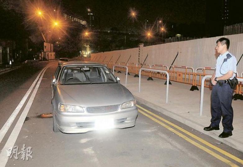 涉案男子坐私家車司機位向窗外嘔吐,地面遺有一灘穢物,有警員在車旁看守。(蔡方山攝)警長截停企圖離開的司機時被推倒受傷,事後送院治理。(蔡方山攝) 涉案男子坐私家車司機位向窗外嘔吐,地面遺有一灘穢物,有警員在車旁看守。(蔡方山攝)警長截停企圖離開的司機時被推倒受傷,事後送院治理。(蔡方山攝)
