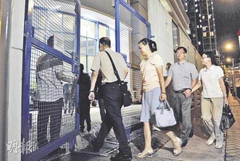 將軍澳真道書院晚上召開家長大會,校方交代校長丘日謙辭職一事,有約1200名家長出席。(何家達攝) 將軍澳真道書院晚上召開家長大會,校方交代校長丘日謙辭職一事,有約1200名家長出席。(何家達攝)