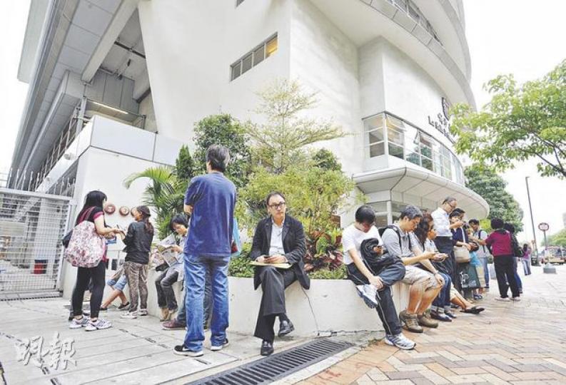 小一入學「自行分配學位」昨起接受申請,逾20名家長昨早8時許已到喇沙小學門外排隊。(李澤彤攝) 小一入學「自行分配學位」昨起接受申請,逾20名家長昨早8時許已到喇沙小學門外排隊。(李澤彤攝)