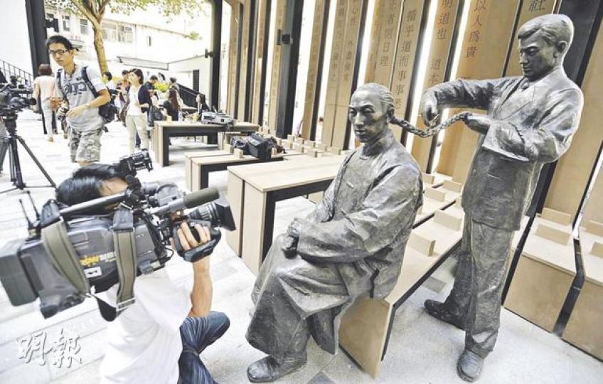 辛亥革命成功後,民眾不再遵守滿清留辮的法令,百子里公園內設有古人剪辮銅像,展示革命對社會風氣的影響。(余俊亮攝) 辛亥革命成功後,民眾不再遵守滿清留辮的法令,百子里公園內設有古人剪辮銅像,展示革命對社會風氣的影響。(余俊亮攝)