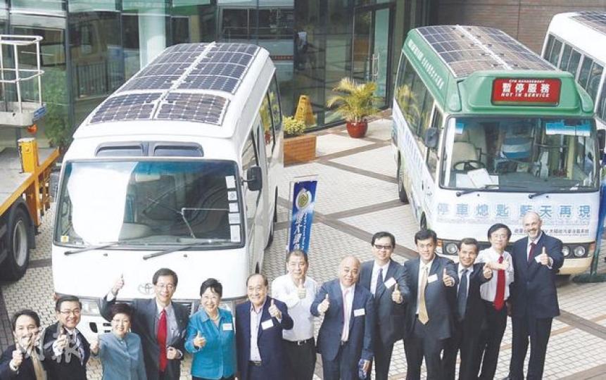理大電機工程學系教授鄭家偉(左一)說,太陽能汽車冷氣系統採用新研發的太陽能板,較傳統太陽能板薄及柔軟,可「貼」在車頂上。圖中左三是環境局副局長潘潔,左四理大校長唐偉章,左五立法會議員劉健儀。(鄧宗弘攝) 理大電機工程學系教授鄭家偉(左一)說,太陽能汽車冷氣系統採用新研發的太陽能板,較傳統太陽能板薄及柔軟,可「貼」在車頂上。圖中左三是環境局副局長潘潔,左四理大校長唐偉章,左五立法會議員劉健儀。(鄧宗弘攝)