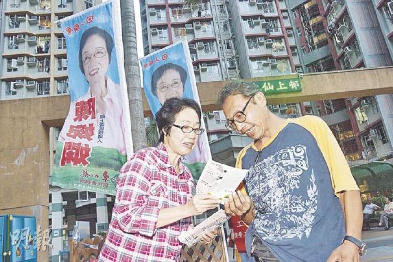 工聯會陳婉嫻(左)與不少龍上選區街坊熟稔,圖中街坊便向陳說自己是某某街坊兒子,另有街坊鼓勵嫻姐參選「大啲嘅選區」。 (鄧宗弘攝) 工聯會陳婉嫻(左)與不少龍上選區街坊熟稔,圖中街坊便向陳說自己是某某街坊兒子,另有街坊鼓勵嫻姐參選「大啲嘅選區」。 (鄧宗弘攝)