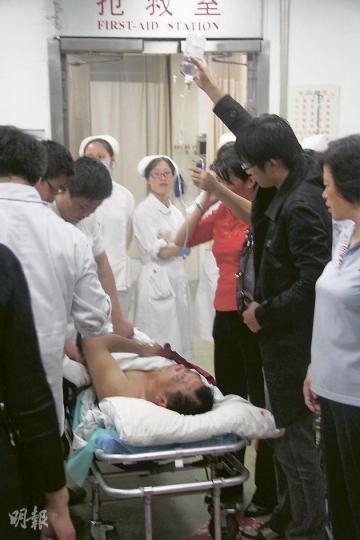 接受急救後的陳先生表示，事發時眼鏡手袋散落一地，乘客東歪西倒，圖為躺在牀上的陳先生接受治療。（明報記者攝）