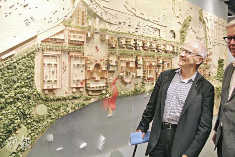 西九管理局行政總裁連納智昨出席公眾諮詢展覽開幕禮時強調,未來文化區內的住宅和寫字樓會低密度發展,由政府銷售,市民不用擔心變成物業項目,文化區依然會是「城市中的公園」。(鄭穎瑩攝)(明報製圖) 西九管理局行政總裁連納智昨出席公眾諮詢展覽開幕禮時強調,未來文化區內的住宅和寫字樓會低密度發展,由政府銷售,市民不用擔心變成物業項目,文化區依然會是「城市中的公園」。(鄭穎瑩攝)(明報製圖)