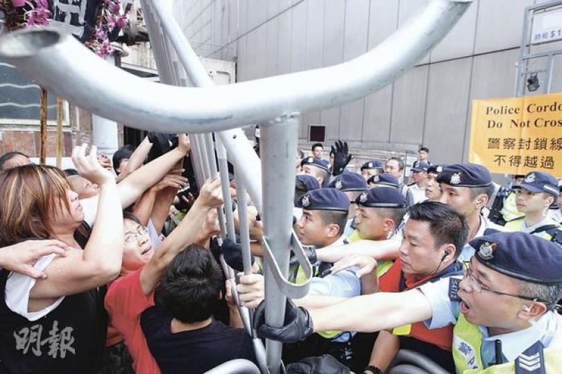 社民連成員遊行至干諾道西中聯辦對開被阻前進,與警員發生推撞,雙方一度舉起鐵馬角力,場面混亂。(李紹昌攝) 社民連成員遊行至干諾道西中聯辦對開被阻前進,與警員發生推撞,雙方一度舉起鐵馬角力,場面混亂。(李紹昌攝)