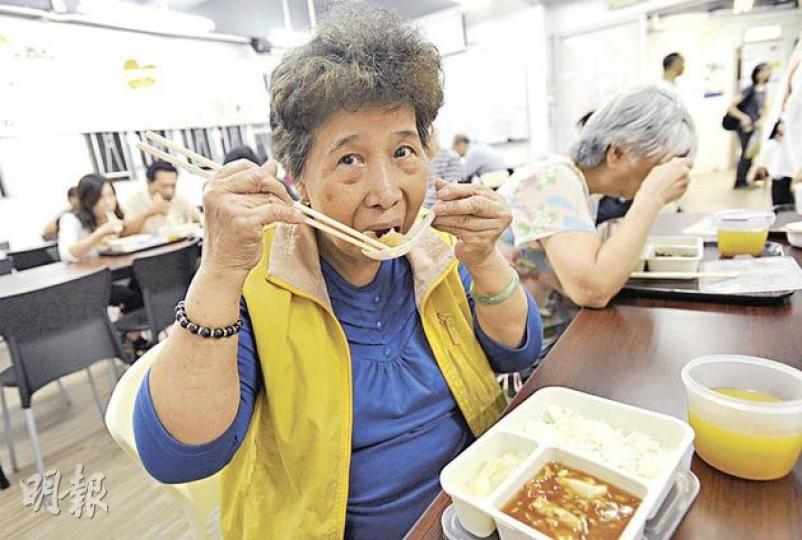 賣番薯的七旬長者好姐未幫襯社區飯堂前，為省錢經常在家中吃餅，吃到手腳乏力。（余俊亮攝）