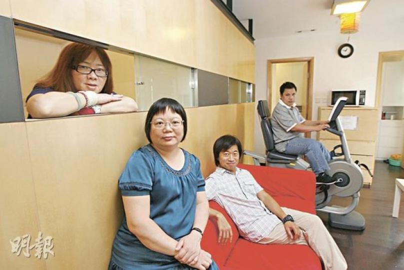 「思健」去年在粉嶺斥資2000多萬購入一幢新建大廈成立精神病康復者宿舍「思健園」。宿友盧素嬌（左起）、蕭淑燕坦言不怕以精神病康復者身分面對市民，並指舍內宿友同聲同氣，病情可更穩定。社工丘建章（右二）表示，宿友彭敬生（右一）入住思健園後首次找到工作，情緒亦改善不少。（郭慶輝攝）