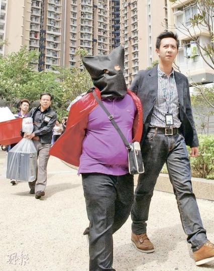 一名「90後」青年涉嫌是行騙集團主腦,昨被警方押返葵涌邨住所搜查。(雲錦鋒攝)警方在主腦的住所內,檢出大批虛假文件、公司印鑑及約33萬元贓款。(雲錦鋒攝) 一名「90後」青年涉嫌是行騙集團主腦,昨被警方押返葵涌邨住所搜查。(雲錦鋒攝)警方在主腦的住所內,檢出大批虛假文件、公司印鑑及約33萬元贓款。(雲錦鋒攝)