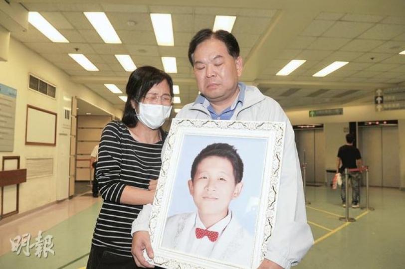 13歲男童張睿霆在屯門醫院進行頸椎矯正手術身亡，其父母昨日帶同愛子遺照到醫院申訴，要求院方交代真相及追究責任。（衛永康攝）