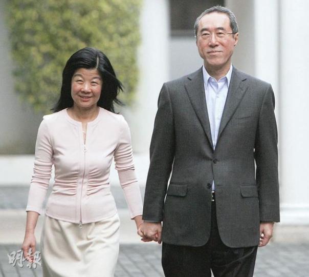 手牽手來，手牽手去，正考慮是否參選特首的唐英年（右）與妻子唐郭妤淺（左）昨在政務司長官邸會見傳媒，談「感情上的缺失」時，二人全程手牽手，不過，唐英年的招牌笑容不復見，表情有點生硬。（林振東攝）（明報製圖）（明報製圖）（明報製圖）