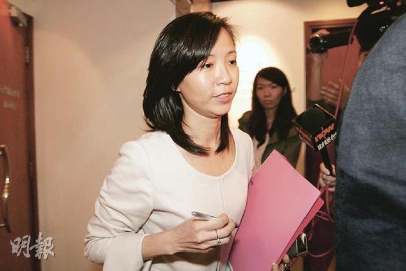 香港總商會總裁袁莎妮昨成為傳媒追訪對象，她發表聲明強調﹕「我與唐先生從來沒有任何感情瓜葛。唐先生聲明中提及的『感情上曾經有過缺失』，與我完全無關。」（郭慶輝攝）