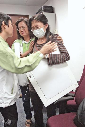事故中死者張睿霆的母親（右）昨日在記者會上，要求屯門醫院交代其子手術死亡的原因，其間情緒激動，與陪伴她的親友相擁痛哭。（黃雄攝）張父緊緊攬着兒子的遺照，想起愛兒不明不白離世，眼淚即忍不住奪眶而出。（黃雄攝）