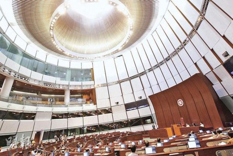 新立法會大樓的議事廳已整裝待發，下周三特首曾蔭權將在這裏宣讀施政報告。（李紹昌攝）立法會議員昨在添馬艦新大樓舉行模擬會議，由於公眾席距離議事堂較遠，不能清楚觀看發言者，故現場設有多部電視。（李紹昌攝）