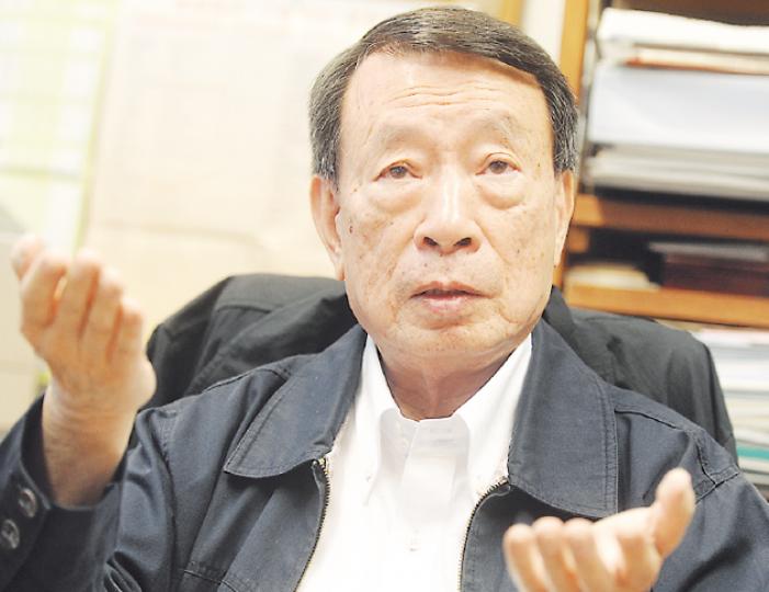 周永新指出，過去5年扶貧政策，無助月入介乎1萬至2萬元的年輕「貧窮新一代」，促請政府復建居屋及發展產業。（尹錦恩攝）（明報製圖）