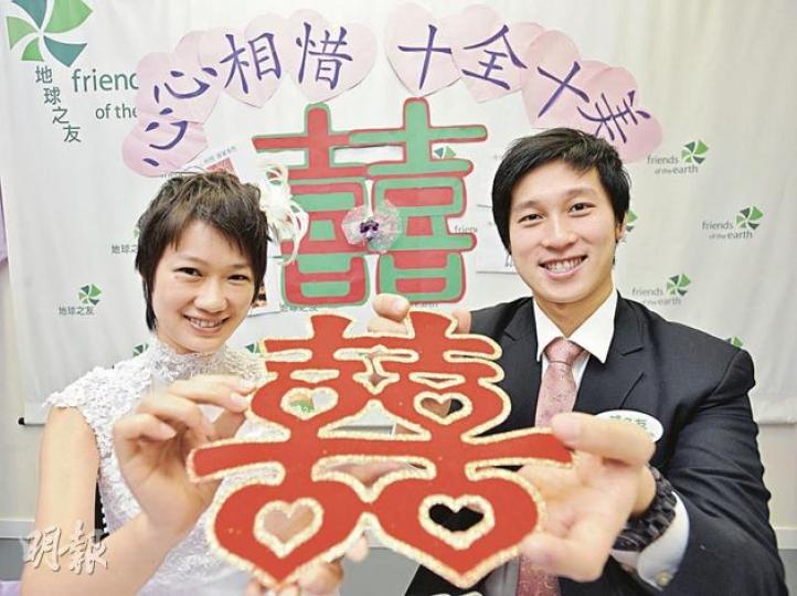 環保新娘何雅宜未來想成為有機農夫,還特意選在農莊舉辦雞尾酒會。她表示要用樹枝做布景板,未婚夫江卓謙隨即道,用綠草地代替紅地氈。兩口子未成婚就十分溫馨。(李澤彤攝) 環保新娘何雅宜未來想成為有機農夫,還特意選在農莊舉辦雞尾酒會。她表示要用樹枝做布景板,未婚夫江卓謙隨即道,用綠草地代替紅地氈。兩口子未成婚就十分溫馨。(李澤彤攝)
