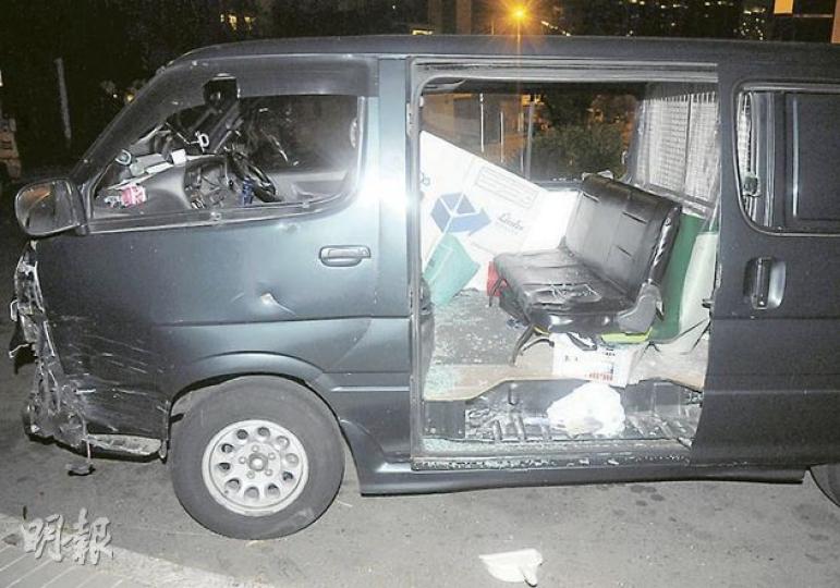 兩男人乘客貨車遭近30名惡漢截停，惡煞以磚塊和槌仔包圍襲擊，玻璃被毁，碎片散落車廂內。（蔡方山攝）（明報製圖）