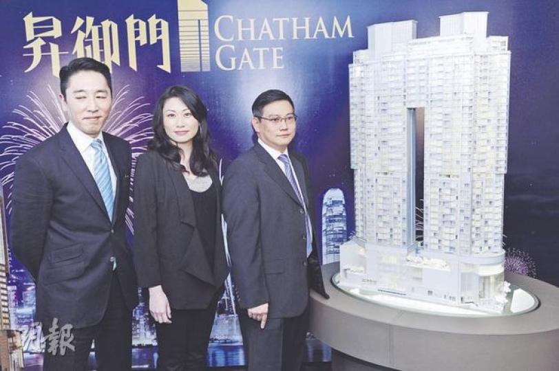 信德物業銷售總監梁焯鏗(左)、新地項目聯絡經理劉家敏(中)表示,希望「昇御門」可於本月內獲批售樓。(尹錦恩攝) 信德物業銷售總監梁焯鏗(左)、新地項目聯絡經理劉家敏(中)表示,希望「昇御門」可於本月內獲批售樓。(尹錦恩攝)