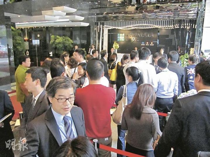雖然深灣9號昨晚6時才正式發售，但昨午已有不少準買家和代理，準備進入位於北角嘉華國際中心的售樓處。至於樓盤首階段推出的77伙，相信已全數被吸納。（林可為攝）睇樓客心聲．張小姐﹕現居薄扶林區，雖然擔心股市波動會影響樓市，但仍然計劃購入深灣9號的2323方呎4房大單位，作為長線投資用途。此外，她認為深灣9號的訂價算合理。（林可為攝）睇樓客心聲．黃太﹕股市現時太過波動，擔心香港樓價會進一步下跌，加上深灣9號「價錢都幾貴、所以還是睇定一些才決定是否入市。」（林可為攝）