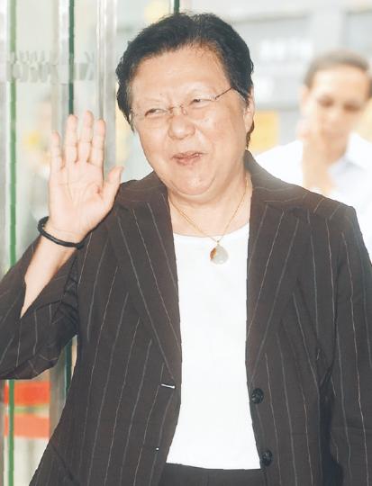 全國人大常委范徐麗泰昨日出席中大論壇時表示，當初表態支持唐英年參選特首時，根本不知道他有婚外情；當知道了後，「現在不會再說了」。（尹錦恩攝）中大文化研究系一名一年級學生昨日問范太：「經過一番曖昧言論後，你到底參不參選（特首）？」不少人有同感，以掌聲附和，范太回應表示，是否參選，要視乎香港的民意傾向。（尹錦恩攝）