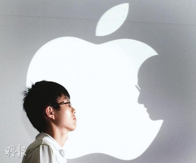19歲的香港理工大學設計系學生麥朗，憑設計一個由喬布斯剪影和美國蘋果公司商標組成的圖案，一夜之間成為國際新聞人物。（李紹昌攝）