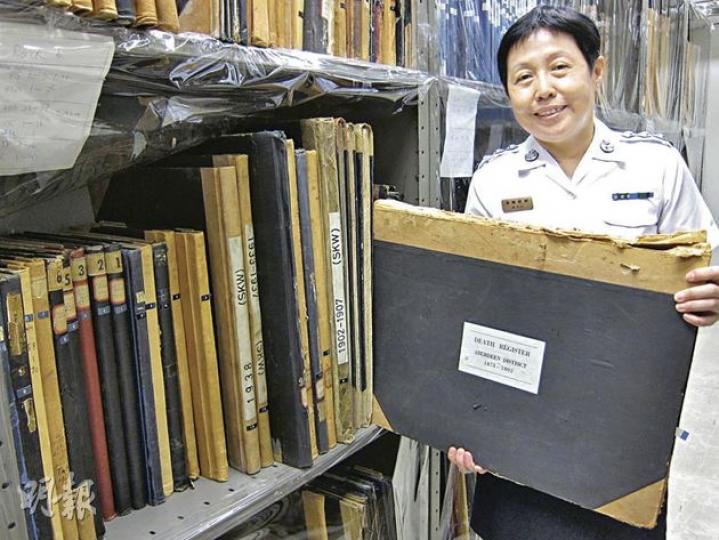 生死及婚姻登記(支援)組總入境事務主任李鄭妙妍手執的黑皮「死亡登記冊」已有138年歷史,是香港歷史最早期的死亡登記紀錄,現存放於由保險庫鐵門保護的檔案室,確保不會遺失或被竄改。(陳志偉攝)入境處助理處長(管理及支援)梁偉光稱,在越南船民來港高峰期,為分辨哪些人冒認來自越南,他與同僚要各出奇謀,分辨方法包括使用圖中遮了銀碼的越南鈔票,要求自稱越南船民者說出相應鈔票銀碼。(陳志偉攝)最早期的死亡登記冊上記載的港人死因,最常見是咳嗽及發熱。(陳志偉攝) 生死及婚姻登記(支援)組總入境事務主任李鄭妙妍手執的黑皮「死亡登記冊」已有138年歷史,是香港歷史最早期的死亡登記紀錄,現存放於由保險庫鐵門保護的檔案室,確保不會遺失或被竄改。(陳志偉攝)入境處助理處長(管理及支援)梁偉光稱,在越南船民來港高峰期,為分辨哪些人冒認來自越南,他與同僚要各出奇謀,分辨方法包括使用圖中遮了銀碼的越南鈔票,要求自稱越南船民者說出相應鈔票銀碼。(陳志偉攝)最早期的死亡登記冊上記載的港人死因,最常見是咳嗽及發熱。(陳志偉攝)
