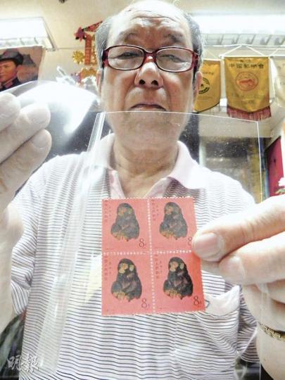 郵票鑑定專家吳乃根表示，金猴生肖郵票升幅驚人，發行價8分錢一張升值到1.3萬元，而一版80枚的售價更達到120萬元，「可在廣州買一層樓了」。（圖2）為票商展示的假金猴票。（李泉攝）根叔表示，近期送郵票來鑑定的人增加，而來鑑定的郵票，近半是假的，鑑定出的假票較過去多了三成。（李泉攝）