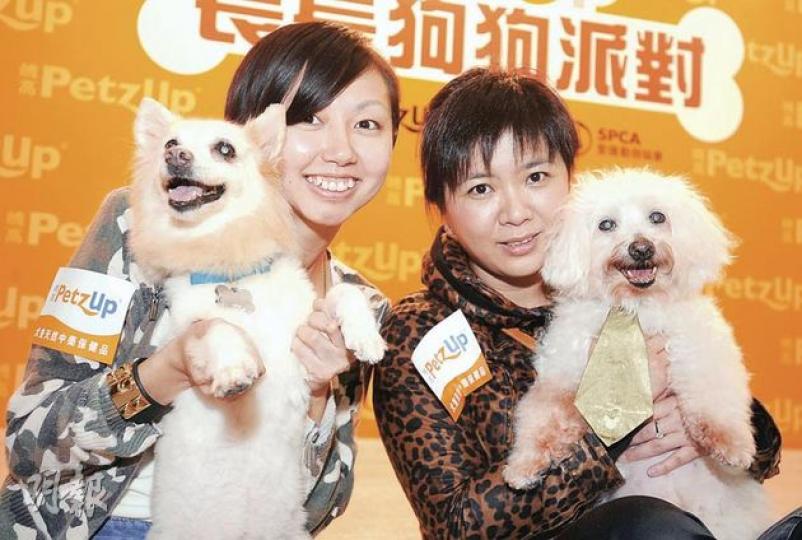 愛護動物協會昨舉行狗健康講座，狗主張慧儀（右）及周佩儀（左）分別與19歲的魔天使「雪條」及16歲混種狗Joejoe合照。人狗結伴成長十多年，張慧儀愛犬情切，表示日後百年歸老，要與愛犬合葬。（李澤彤攝）